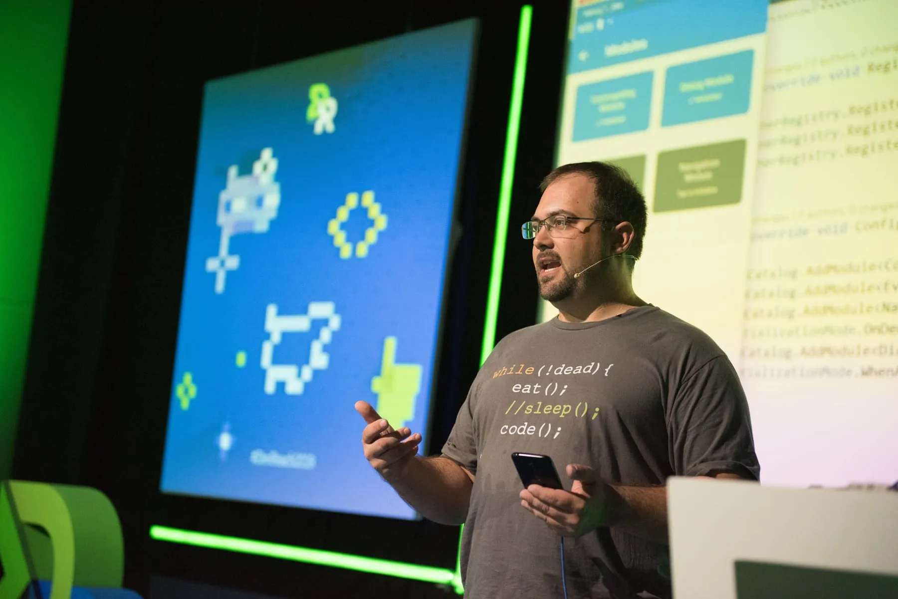 Dan Siegel presenting on stage at DevReach 2019